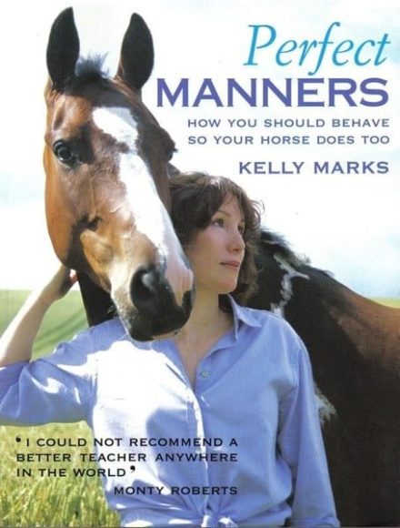 Lær Kelly Marks metoder og hvordan du bruger dem i praksis. Lær at forstå din hest og få din hest til at forstå dig. Få teknikker og tips til hvordan indfangning, klipning, læsning i trailer og dyrlægebesøg kan forløbe uden problemer.