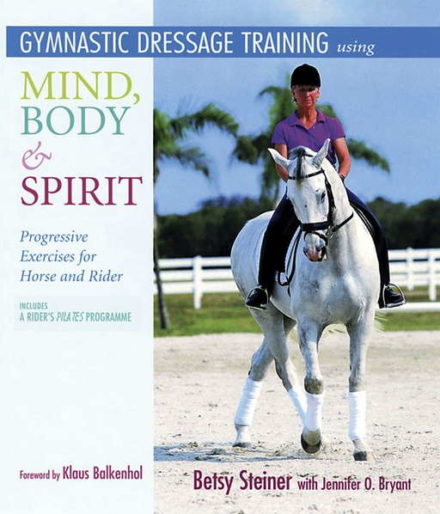 Gymnasticerende dressurtræning for hest og rytter