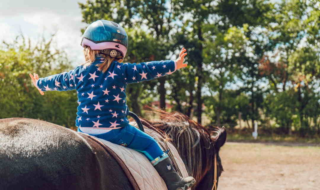 Kontakt med heste træner børns selvkontrol, nærvær og empati