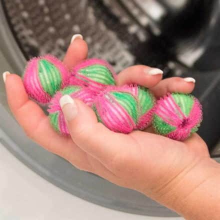 Små vaskebolde der effektivt fjerner hår fra sadelunderlag, hestedækkener og ridetøj. Læg dem i vaskemaskinen. Boldene kan bruges igen og igen.