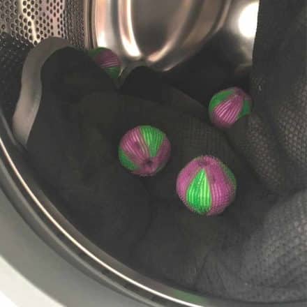 Store vaskebolde der effektivt fjerner hestehår fra sadelunderlag, hestedækkener og ridetøj. Læg dem i vaskemaskinen. Boldene kan bruges igen og igen.