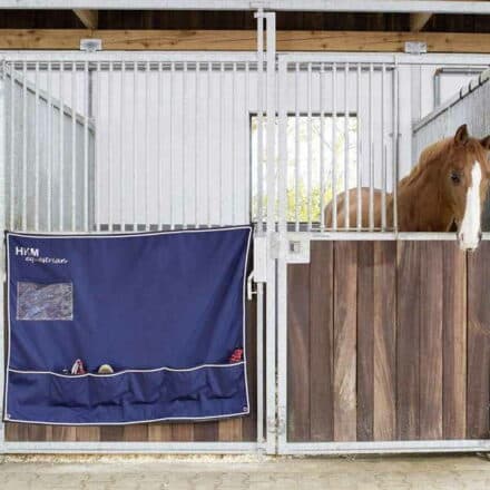Boksgardin bruges fx til stævner, når hesten har behov for ro. Dette boksgardin måler 130 x 120 cm.