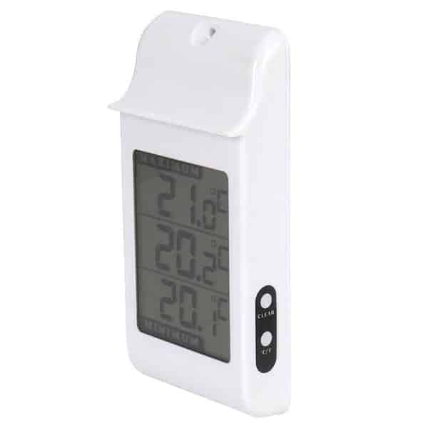 Staldtermometer med et stort, letlæseligt digitalt display.