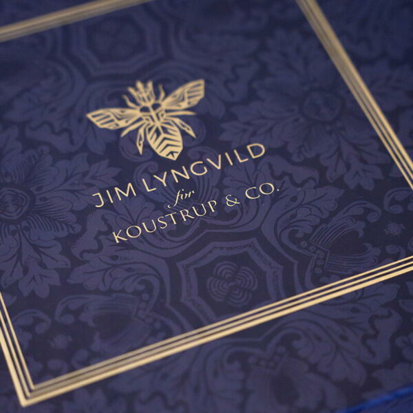 Silketørklæde med Blue Flower Garden og klar blå baggrund. 100% silke. Håndvaskes. Produceret i samarbejde med Jim Lyngvild. Gaveæske.
