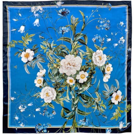 Silketørklæde med Blue Flower Garden og klar blå baggrund. 100% silke. Håndvaskes. Produceret i samarbejde med Jim Lyngvild.