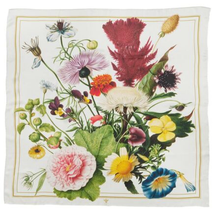 Silketørklæde med Blue Flower Garden og klar hvid baggrund. 100% silke. Håndvaskes. Produceret i samarbejde med Jim Lyngvild. Mål 90 x 90 cm.