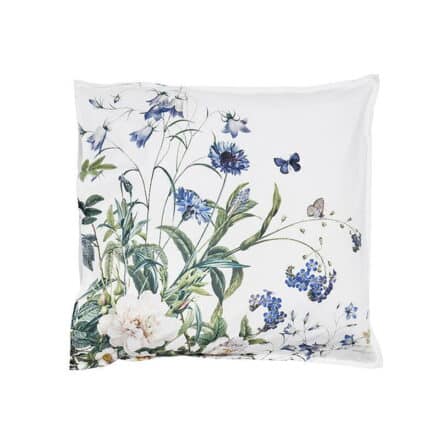Elegant pudebetræk med skønne blå og hvide blomster, "Blue Flower Garden", kreeret i samarbejde med Jim Lyngvild.