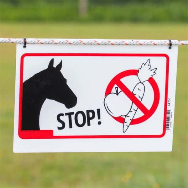 Skilt med 'Fodring af heste forbudt' - til montering på hestehegnet.