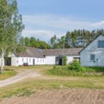 Nedlagt landbrug: Flexbolig, staldbygning, garage, værksted, træpillefyr, 0,8 ha jord / 4750 Lundby